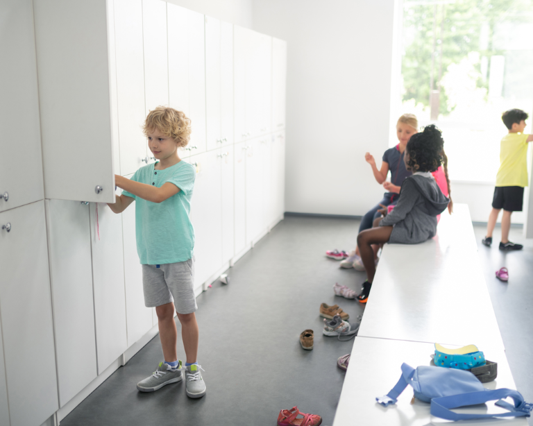 Changing school. Дети в раздевалке в школе. Школьники в раздевалке. Дети в примерочной. Мальчики в спортивных раздевалках.